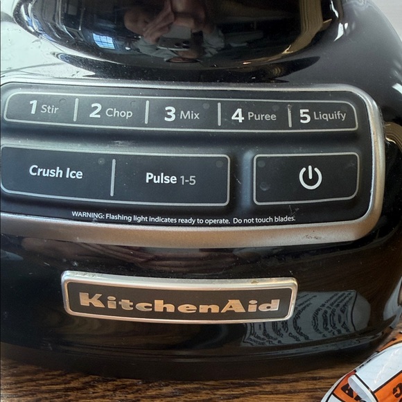 KitchenAid Black 60-oz Contour Silver 630-Watt Pulse Control Blender - Picture 2 of 11